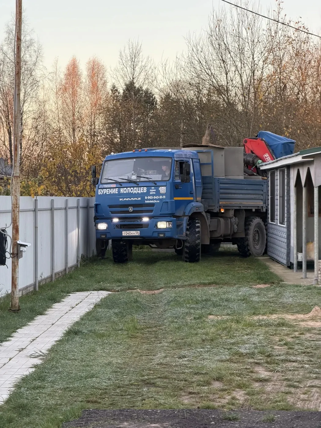 КамАЗ бригады с манипулятором и надписью «Бурение колодцев»